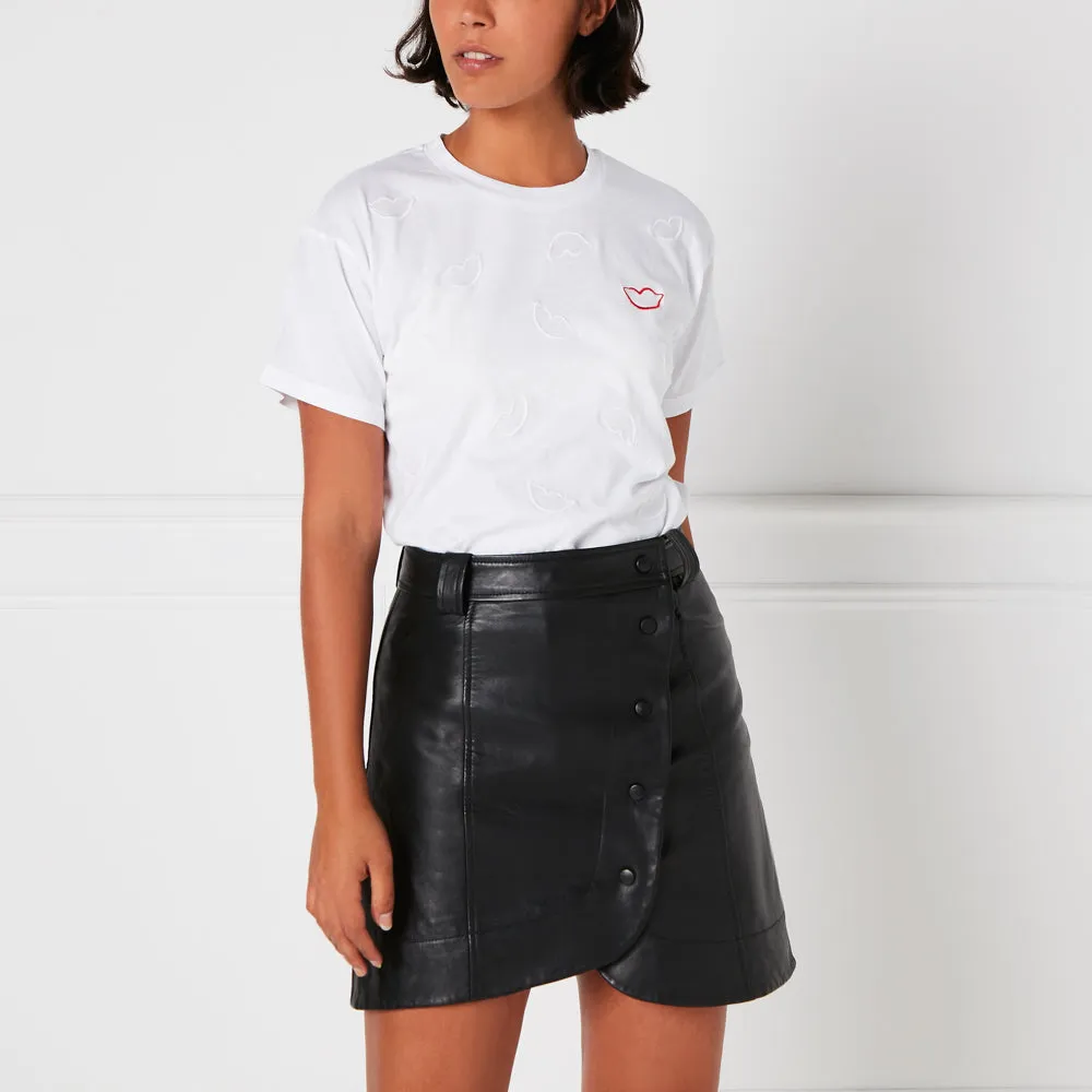 CHALK EMBROIDERED LIP MACIE T-SHIRT