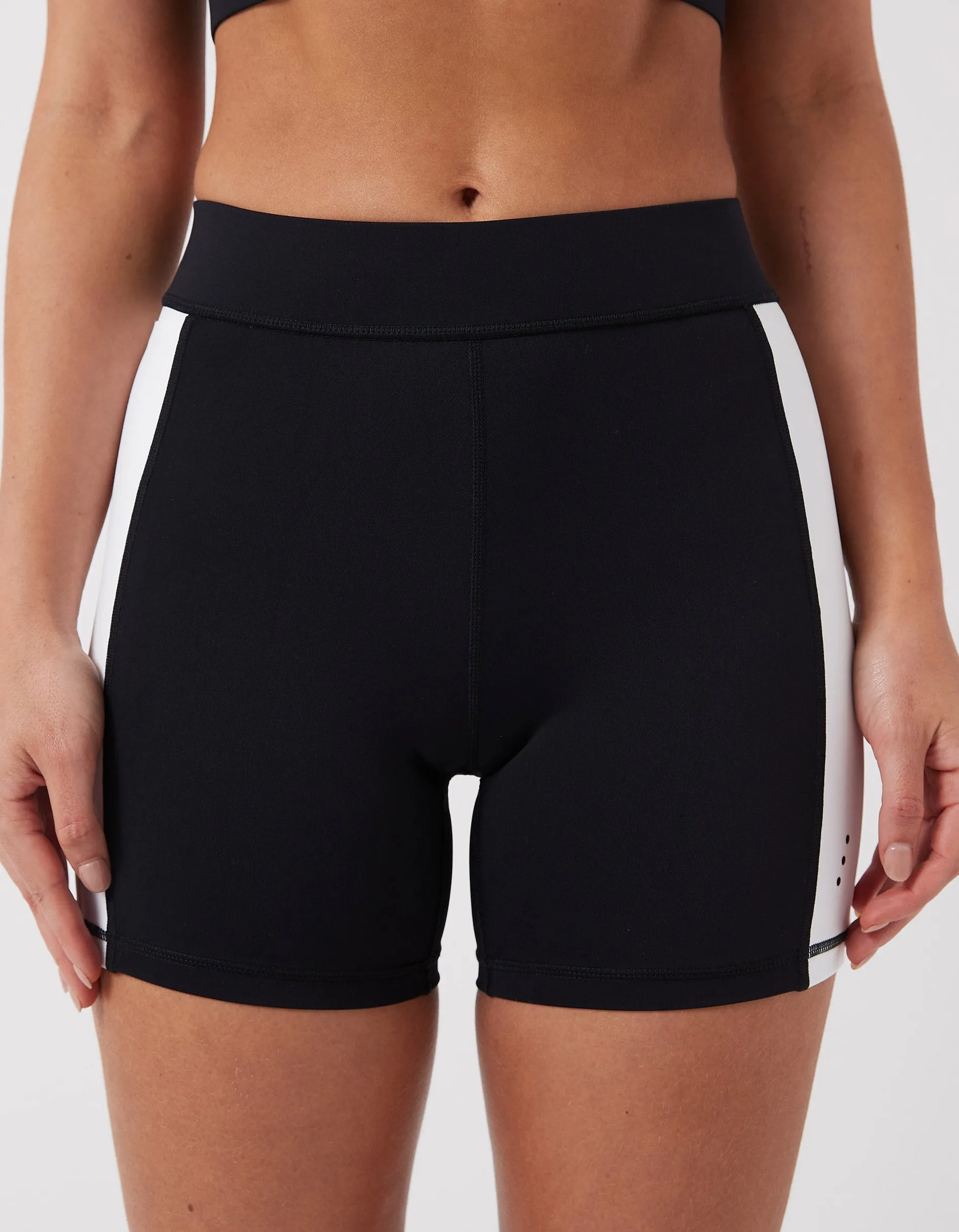 Hold 5" Short White/Black